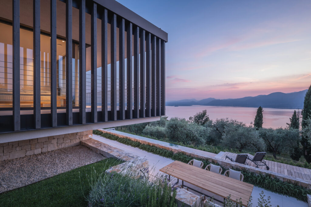 Tra spazi continui e essenzialità misurata: la nuova villa sul Lago di Garda firmata Rubner Haus e studio Spazio 42|o